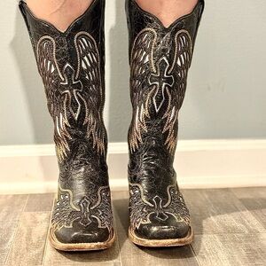 Corral Women’s Cross & Wings, tall western boots, square toe. Style: A4243
